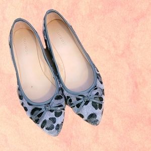 Gray animal pattern pointy toe flats